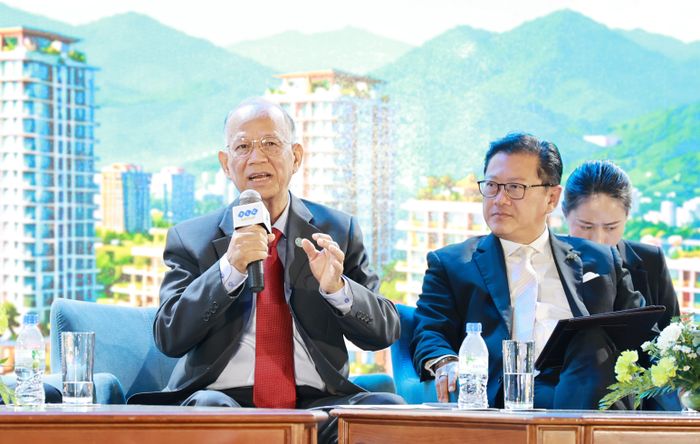  Các đại biểu, chuyên gia trao đổi tại hội thảo 
