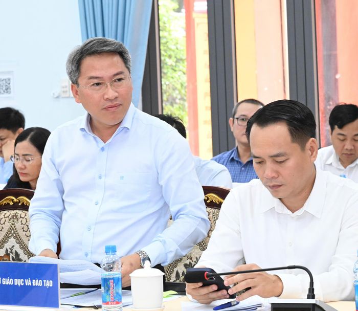 Giám đốc Sở GD-ĐT TPHCM Nguyễn Tấn Phát trao đổi tại buổi làm việc. Ảnh: VIỆT DŨNG