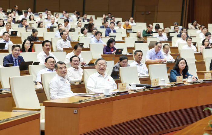 Tổng Bí thư, Chủ tịch nước Tô Lâm và Thủ tướng Lê Minh Hưng cùng các đại biểu dự phiên họp tại Hội trường Diên Hồng, chiều 30-10. Ảnh: QUANG PHÚC