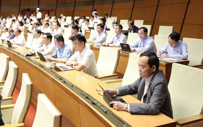 Bí thư Thành ủy TPHCM Trần Lưu Quang và các đại biểu dự phiên họp tại Hội trường Diên Hồng, chiều 30-10. Ảnh: QUANG PHÚC