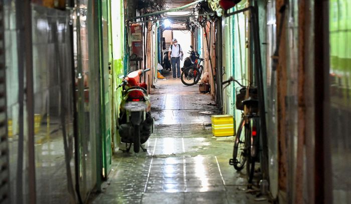 Người dân sống trong khu chung cư cũ không còn bảo đảm an toàn, ẩm thấp