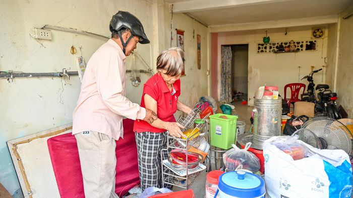 Người dân chuyển đồ đạc để bàn giao mặt bằng cho ban quản lý dự án