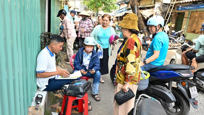 Người dân hoàn tất các thủ tục điện, nước