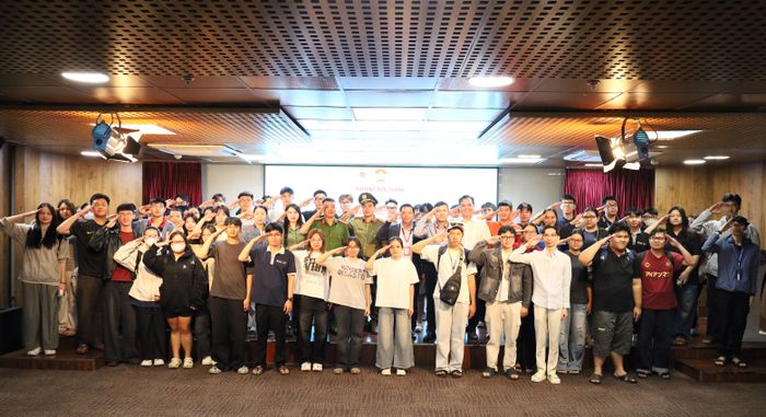  Sinh viên nhà trường chụp hình lưu niệm cùng báo cáo viên. 