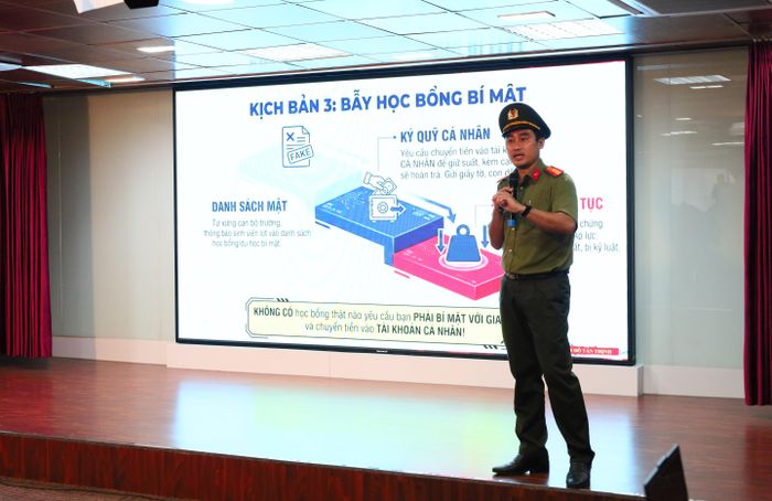  Thiếu tá Huỳnh Đỗ Tấn Thịnh (Phòng Tham mưu Công an TPHCM) trình bày tại hội nghị. 