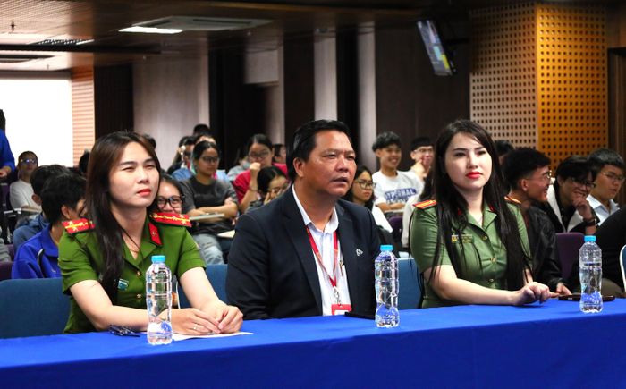  Các đại biểu và sinh viên tham dự hội nghị. 