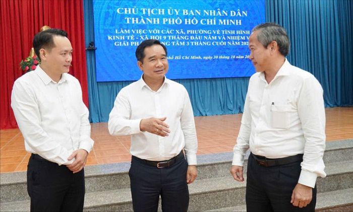  Chủ tịch UBND TPHCM Nguyễn Văn Được trao đổi cùng đại biểu tại buổi làm việc. Ảnh: DUY TRẦN 
