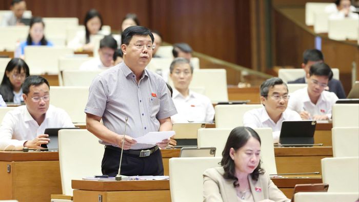  Bộ trưởng Bộ Nội vụ Nguyễn Tiến Hải phát biểu giải trình, làm rõ một số vấn đề đại biểu Quốc hội nêu, chiều 30-10. Ảnh: QUANG PHÚC 