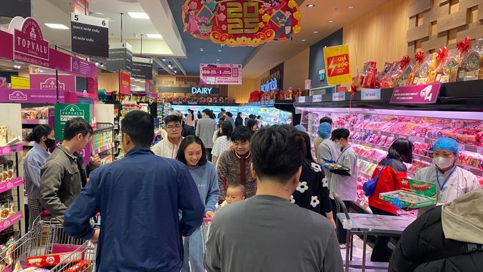 Khách hàng mua sắm hàng hóa tại siêu thị. Ảnh minh họa: PHÚC HẬU