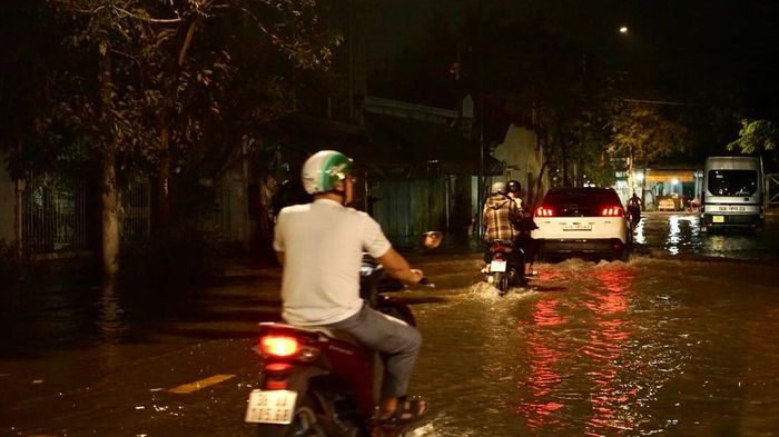 Nhiều phương tiện di chuyển chậm qua khu vực ngập sâu trên đường Trần Tử Bình, phường Thủ Dầu Một (TPHCM) tối 28-10. Ảnh: DUY TRẦN