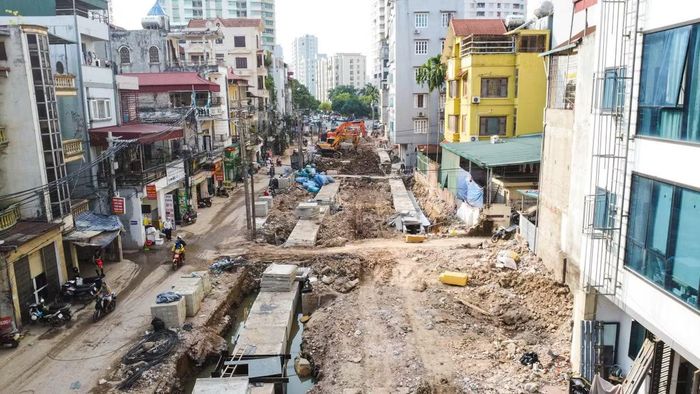 Để triển khai công trình, từ cuối tháng 6/2026, phường Cầu Giấy đã tổ chức giải phóng mặt bằng phục vụ dự án, với phạm vi thực hiện đoạn từ phố Thành Thái đến đường Nguyễn Khang, kết nối với tuyến đường Vành đai 2,5. Công tác này tạo tiền đề để các đơn vị triển khai những hạng mục xây dựng tiếp theo.