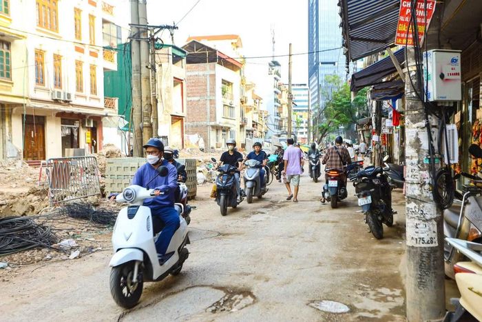 Từ một tuyến ngõ chật hẹp, xuống cấp và thường xuyên xảy ra ùn tắc, ngõ 381 Nguyễn Khang đang từng bước chuyển sang giai đoạn hoàn thiện hạ tầng. Hiệu quả thực tế của dự án sẽ phụ thuộc vào tiến độ hoàn thành, khả năng kết nối đồng bộ với mạng lưới giao thông hiện hữu và việc tổ chức lưu thông sau khi tuyến đường được đưa vào sử dụng.