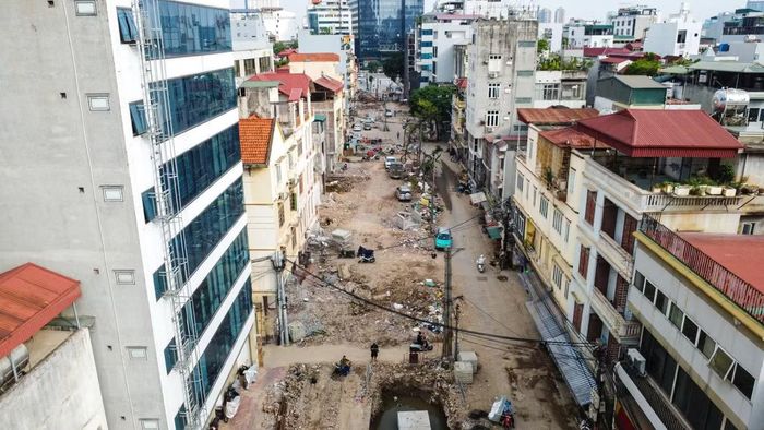 Theo thông tin từ UBND phường Cầu Giấy, tình trạng hạ tầng hạn chế và ùn tắc tại ngõ 381 Nguyễn Khang không chỉ ảnh hưởng đến việc đi lại, sinh hoạt của người dân mà còn tác động đến hoạt động của các cơ quan, trường học trong khu vực. Đây là một trong những bất cập cần được giải quyết thông qua việc cải tạo, mở rộng tuyến đường.