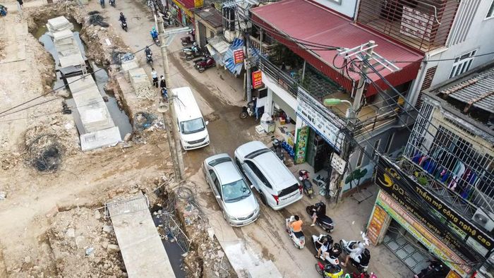 Trước khi triển khai dự án, ngõ 381 Nguyễn Khang là tuyến đường có mặt cắt nhỏ hẹp, mặt đường xuống cấp kéo dài. Nhiều vị trí xuất hiện ổ gà, ổ voi, gây khó khăn cho người tham gia giao thông, đặc biệt khi lượng phương tiện tăng cao vào giờ cao điểm.