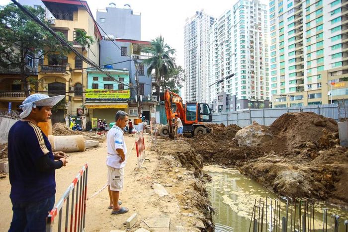 Cùng với việc mở rộng tuyến đường, hệ thống thoát nước cũng đang được triển khai. Đây là hạng mục quan trọng trong quá trình hoàn thiện hạ tầng kỹ thuật, góp phần nâng cao khả năng tiêu thoát nước và hạn chế những bất cập có thể phát sinh trong quá trình khai thác tuyến đường sau này.