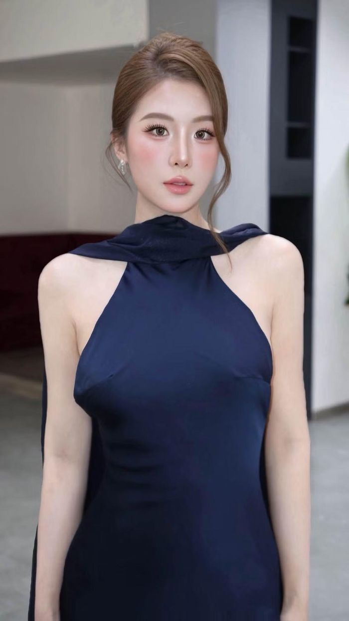 Lê Khanh đang là cái tên nhận được sự quan tâm của cộng đồng mạng sau khi chuyện tình cảm với nam ca sĩ Quân A.P được chú ý. Không hoạt động nghệ thuật chuyên nghiệp, cô vẫn gây ấn tượng nhờ ngoại hình xinh xắn, thần thái nhẹ nhàng và diện mạo trẻ trung. Ảnh: Le Khanh