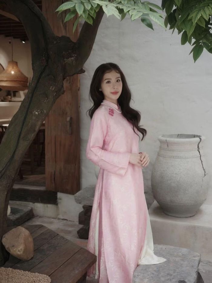 Dù không phải nghệ sĩ hoạt động thường xuyên trong showbiz, Lê Khanh vẫn nhận được sự quan tâm nhất định từ công chúng. Mỗi lần đăng tải hình ảnh mới, cô thường thu hút nhiều lượt tương tác và bình luận. Ảnh: Le Khanh