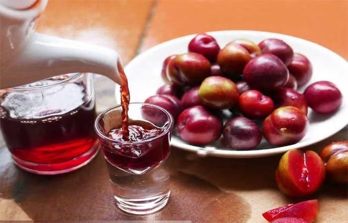 Người tiêu dùng còn chuộng mua mận Tả Van để chế biến thành siro, nước ép hoặc ngâm rượu. (Ảnh: Sưu tầm)