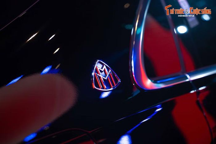 Về trang bị an toàn và hỗ trợ vận hành, dòng xe sở hữu hệ thống hỗ trợ lái xe MB.DRIVE ASSIST, gói hỗ trợ đỗ xe thông minh MB.DRIVE PARKING ASSIST 360, các công nghệ bảo vệ chủ động PRE-SAFE, PRE-SAFE Impulse và PRE-SAFE Impulse Side, hệ thống bảo vệ xe GUARD 360 độ, kết hợp hệ thống treo khí nén AIRMATIC và tính năng đánh lái bánh sau tối đa 4,5 độ giúp tăng cường sự linh hoạt...