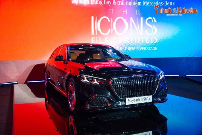 Về ngoại thất, Mercedes-Maybach S-Class sở hữu chiều dài tổng thể 5.485mm, nổi bật với lưới tản nhiệt nan dọc mạ chrome cùng phần viền và dòng chữ MAYBACH phát sáng đặc trưng. Xe trang bị logo Maybach trên cột C, các họa tiết logo điểm xuyết ở hốc gió cản trước, tay nắm cửa dạng ẩn và thảm đèn chào mừng mang thương hiệu Maybach.