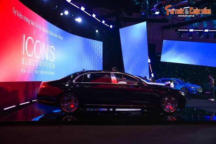 Trên Mercedes-Maybach S-Class nâng cấp, lưới tản nhiệt được mở rộng khoảng 20% và bổ sung viền phát sáng. Cụm đèn chiếu sáng DIGITAL LIGHT mới sử dụng công nghệ micro-LED, đi kèm thiết kế đèn hậu được điều chỉnh. S 580 e 4MATIC sử dụng bộ mâm rèn nguyên khối 20 inch, thiết kế 10 chấu kép.
