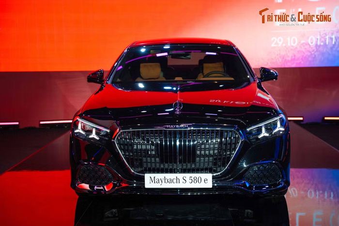 Mercedes-Maybach S 480 sử dụng động cơ xăng I6 dung tích 2.998cc, cho công suất 381 mã lực và mô-men xoắn 560Nm, kết hợp hộp số tự động 9 cấp 9G-TRONIC và hệ dẫn động 4MATIC, cho phép xe tăng tốc từ 0 đến 100km/h trong 5,4 giây. S 580 e trang bị hệ truyền động plug-in hybrid gồm động cơ xăng I6 dung tích 2.998cc kết hợp mô-tơ điện, đạt 585 mã lực và mô-men xoắn 750Nm, giúp xe tăng tốc từ 0 đến 100km/h chỉ trong 4,8 giây.