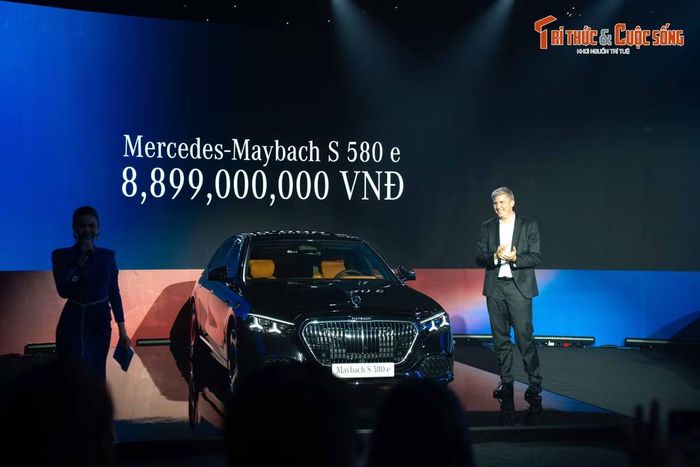 VMercedes-Maybach S-Class mới được phân phối tại thị trường Việt Nam với mức giá niêm yết khuyến nghị cho Mercedes-Maybach S 480 FL là 8,639 tỷ đồng, Mercedes-Maybach S 580 e FL có giá 8.899 tỷ đồng. Cả hai phiên bản đều đi kèm các tùy chọn màu nội thất da Nappa Maybach Exclusive gồm đen, nâu Beech hoặc kem Macchiato kết hợp nâu Bronze.