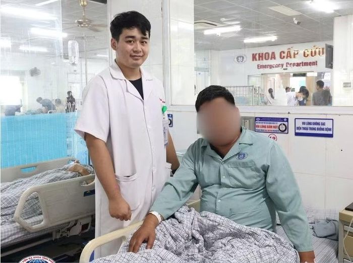 Bác sĩ Nguyễn Việt Hoàng, Khoa Cấp cứu và người bệnh trước khi ra viện - Ảnh BVCC
