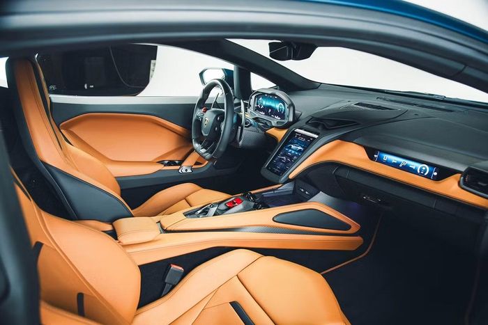 Được phát triển bởi Trung tâm Thiết kế Lamborghini (Lamborghini Centro Stile), điểm nhấn chủ đạo của mẫu xe này nằm ở phần nắp capo và mái xe sơn màu đen Nero Noctis, đối lập hoàn toàn với các gam màu sáng của phần thân dưới. Đi cùng với đó là các chi tiết ngoại thất màu đen bóng.