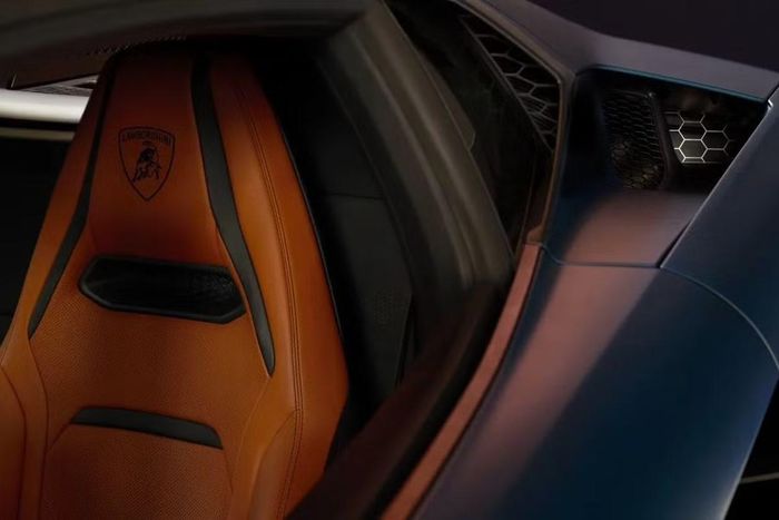 Không có sự thay đổi nào về mặt kỹ thuật trên mẫu xe này. Lamborghini Temerario Tettonero vẫn giữ nguyên hệ truyền động hybrid plug-in nguyên bản. Xe trang bị động cơ xăng V8 4.0L tăng áp đôi kết hợp cùng ba mô-tơ điện, gồm hai mô-tơ ở cầu trước và một mô-tơ tích hợp trực tiếp vào hệ thống truyền động. Tổng công suất đầu ra của xe đạt mức 907 mã lực.