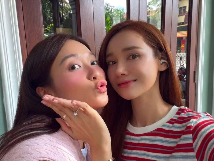 Bên cạnh đó, Khả Ngân cũng là một trong những đồng nghiệp thân thiết của Nhã Phương. Hai nữ diễn viên thường ghi lại những khoảnh khắc gần gũi bên nhau, cho thấy sự gắn kết ngoài màn ảnh.