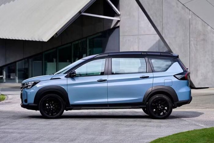 Suzuki XL7 2027 nâng cấp tại Việt Nam có giá bán từ 569,9 triệu đồng cho phiên bản GL và 599,9 triệu đồng cho phiên bản GLX. Từ ngày 30/10/2026, Suzuki XL7 mới sẽ được trưng bày tại hệ thống đại lý Suzuki trên toàn quốc để khách hàng đến tham quan và trải nghiệm. Những chiếc xe đầu tiên dự kiến được bàn giao từ tháng 11/2026.