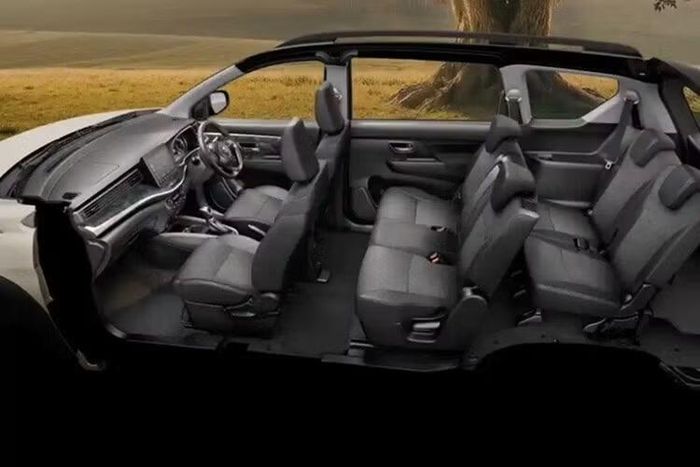 Suzuki XL7 mới được phân phối với hai phiên bản GL và GLX. Phiên bản GL hướng đến những khách hàng cần một mẫu MPV 7 chỗ rộng rãi, linh hoạt với mức giá dễ tiếp cận. Bản GLX bổ sung nhiều trang bị tiện nghi như màn hình giải trí kích thước lớn hơn, điều hòa tự động, kiểm soát hành trình và camera lùi, phù hợp với khách hàng mong muốn trải nghiệm thoải mái và đầy đủ hơn.