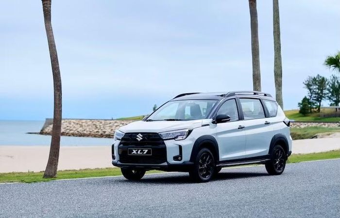 Suzuki Việt Nam mới đây đã thực hiện các nâng cấp chỉn chu trên Suzuki XL7 mới, bao gồm các thay đổi mạnh mẽ ở ngoại thất đến cải tiến trong khoang nội thất. Những điều chỉnh này mang đến cho mẫu xe diện mạo mới mẻ và ấn tượng, đồng thời đáp ứng tốt hơn nhu cầu di chuyển thực tế của khách hàng hiện đại.