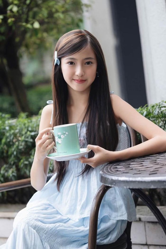 Nhớ lại những năm trước, Hà Kiều Anh viết: “Mới ngày nào con còn bé xíu, mỗi dịp sinh nhật mẹ lại tất bật chọn chủ đề này, trang trí kiểu kia cho con”. Hà Kiều Anh cho biết hiện tại con gái đã có thể tự chọn màu tóc, trang phục, lên ý tưởng và quyết định mọi thứ cho ngày sinh nhật.