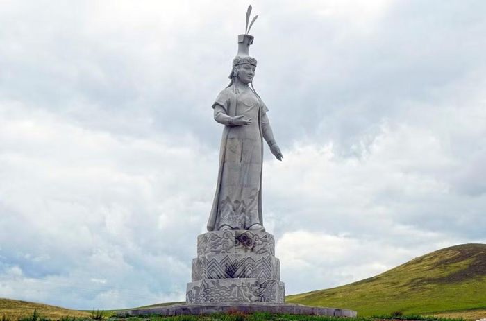 Tượng tưởng niệm Hoelun tại khu tưởng niệm người mẹ của Thành Cát Tư Hãn ở Tsonjin Boldog, Mông Cổ. Ảnh: fischundfleisch.com