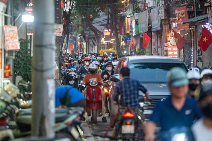 Đường sá chật hẹp và thiếu hụt không gian xanh, tiện ích công cộng.