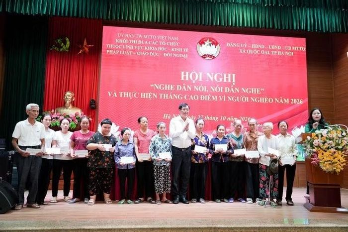 Trao tặng quà cho các cá nhân, hộ gia đình có hoàn cảnh khó khăn
