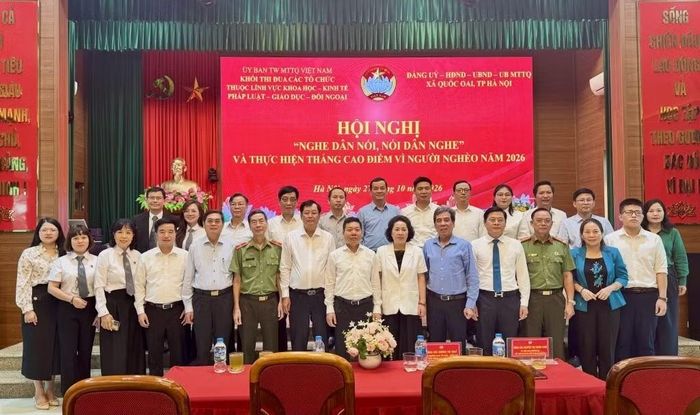 Các đại biểu tham dự hội nghị chụp hình lưu niệm