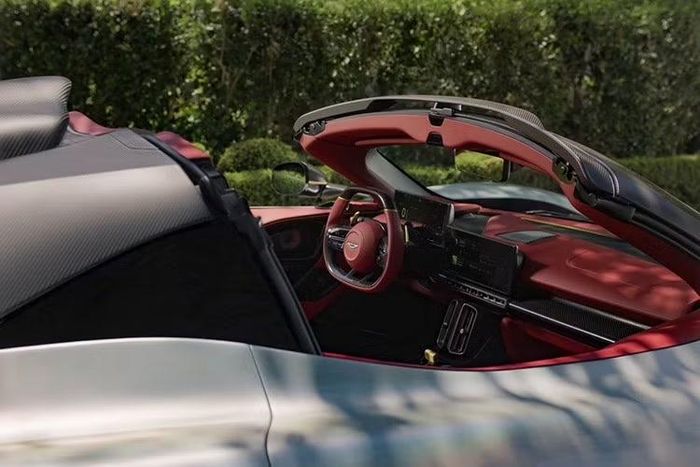 Khi lắp mui vải, xe có thể đạt tốc độ tối đa hàng đầu phân khúc lên tới 200 km/h (124mph). Tùy chọn mui cứng bằng sợi carbon cho phép xe đạt tốc độ tối đa giới hạn điện tử 350 km/h (217 mph). Một bạt che mưa cũng được cung cấp khi xe dừng đỗ.Khẳng định cam kết về cảm giác lái phấn khích, Valhalla Spider cũng có khả năng đạt tốc độ tối đa ngay cả khi đã tháo mui. Điều này biến nó trở thành chiếc Aston Martin mui trần nhanh nhất lịch sử.