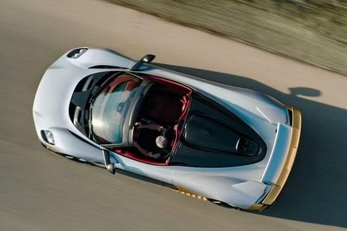 Khả năng tăng tốc từ 0 đến 100 km/h trong 2,5 giây. Không có kết nối cơ học giữa trục trước và sau, lực truyền đến từng bánh xe được quản lý liên tục bởi hệ thống Kiểm soát Động lực học Tích hợp (IVC - (Integrated Vehicle Dynamics Control) tiên tiến. IVC giám sát hệ thống treo, phanh, lái, khí động học chủ động và hệ truyền động để đạt hiệu suất tối ưu.