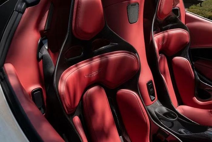 Xe có ghế ngồi Touring bằng sợi carbon mới hiện là trang bị tiêu chuẩn trên Valhalla Spider, giúp nâng cao độ thoải mái cũng như việc ra vào xe dễ dàng hơn khi đóng mui. Tuy nhiên, ghế carbon nguyên bản từ Valhalla Coupe vẫn có thể được giữ lại miễn phí nếu chủ nhân ưu tiên cảm xúc lái thể thao.