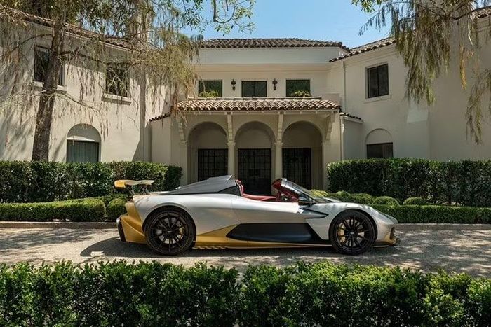 Là siêu xe thương mại mui trần động cơ đặt giữa đầu tiên của Aston Martin, sứ mệnh của Valhalla Spider vô cùng rõ ràng: tăng cường niềm vui lái xe mui trần trong khi vẫn giữ nguyên đặc tính vận hành linh hoạt hàng đầu phân khúc, giúp Valhalla đạt đến hiệu suất và sự phấn khích đỉnh cao trên cả đường phố lẫn đường đua.