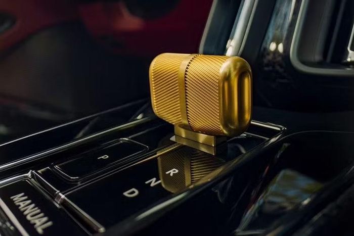 Đối với bản tiêu chuẩn toàn bộ không gian được phủ chất liệu Alcantara cao cấp, các chi tiết trang trí bằng sợi carbon mờ cùng hệ thống giải trí hỗ trợ Apple CarPlay hiện đại.Tuy nhiên chủ nhân có thể nâng cấp gói tuỳ chọn bọc da Semi-Aniline cao cấp, phối 2 hoặc 3 tông màu, hệ thống âm thanh Bowers & Wilkins, lẫy chuyển số bằng carbon, dây an toàn phối màu tương phản...