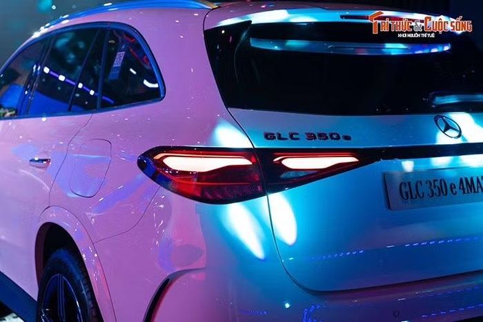 Ngoài ra, mẫu xe SUV hạng sang này còn được hỗ trợ giữ làn đường chủ động, hỗ trợ đỗ xe, cảnh báo khi người lái mất tập trung, cảnh báo điểm mù và camrea 360 độ với tính năng Transparent Bonnet hỗ trợ quan sát khu vực bên dưới nắp ca-pô khi di chuyển qua những cung đường off-road.