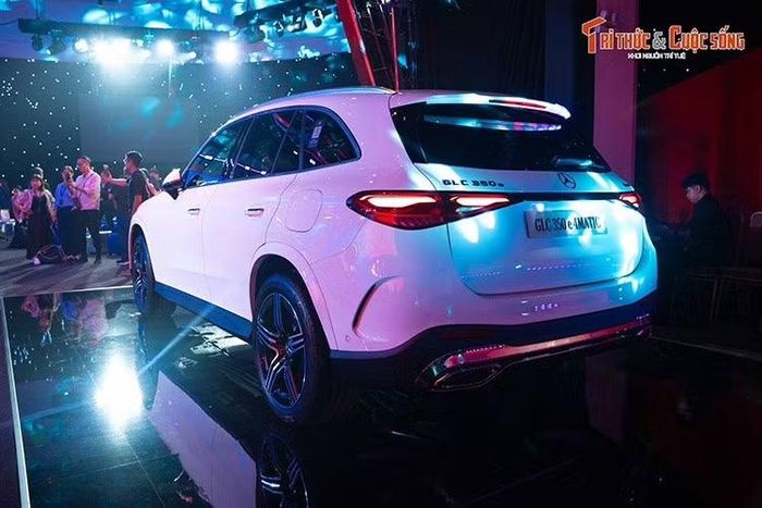 Với con số mới, xe có thể đáp ứng nhu cầu di chuyển hằng ngày trong đô thị của nhiều người mà không cần dùng đến động cơ xăng. Tuy nhiên, Mercedes-Benz GLC 350 e 4Matic không hỗ trợ sạc nhanh DC. Thay vào đó, xe chỉ hỗ trợ sạc chậm AC 11 kW với thời gian sạc đầy pin từ 0-100% trong 2,75 giờ.
