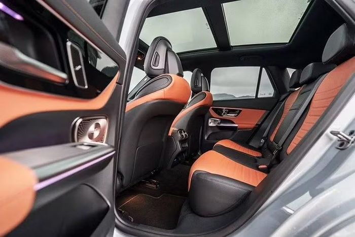 GLC 350 e 4Matic có trợ lý ảo MBUX Interior Assistant, hệ thống định vị MBUX Navigation Plus tích hợp bản đồ Việt Nam, màn hình hiển thị thông tin kính lái HUD với công nghệ thực tế tăng cường AR, hỗ trợ kết nối Apple CarPlay/Android Auto không dây, hệ thống âm thanh vòm Burmester 3D với 15 loa, công suất 710 W, cửa sổ trời toàn cảnh, điều hòa tự động 4 vùng và hệ thống nước hoa trong xe.