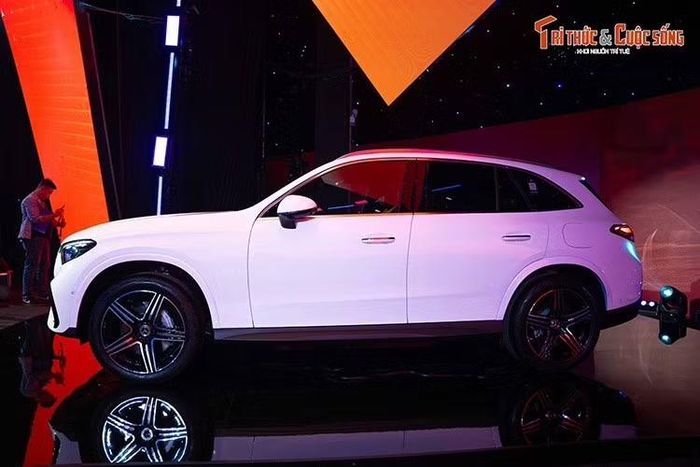 Điểm nhấn tạo nên sự khác biệt lớn nhất của Mercedes-Benz GLC 350 e 4Matic so với 2 phiên bản còn lại là hệ truyền động bên dưới nắp ca-pô. Tại đây, xe được trang bị hệ truyền động hybrid sạc điện (PHEV) mạnh mẽ và tiết kiệm xăng. Xe sở hữu động cơ xăng 4 xi-lanh, dung tích 2.0L, kết hợp với mô-tơ điện cho tổng công suất 313 mã lực và mô-men xoắn cực đại 550 Nm.
