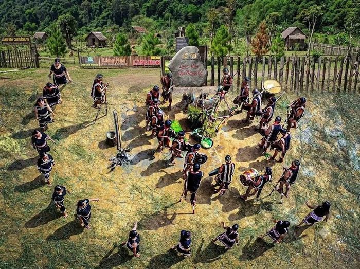Không gian rộn rã tiếng cồng, tiếng chiêng vang vọng, các nghệ nhân trình diễn nghệ thuật dệt thổ cẩm, đan lát, tạc tượng gỗ truyền thống. Ảnh Tuấn - Chính