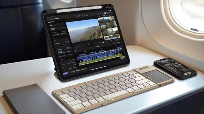 Sản phẩm hỗ trợ Bluetooth và có khả năng kết nối đồng thời tối đa ba thiết bị, cho phép chuyển đổi linh hoạt giữa laptop, tablet và smartphone, trở thành trợ thủ lý tưởng cho những người thường xuyên làm việc bên ngoài văn phòng hoặc di chuyển nhiều.